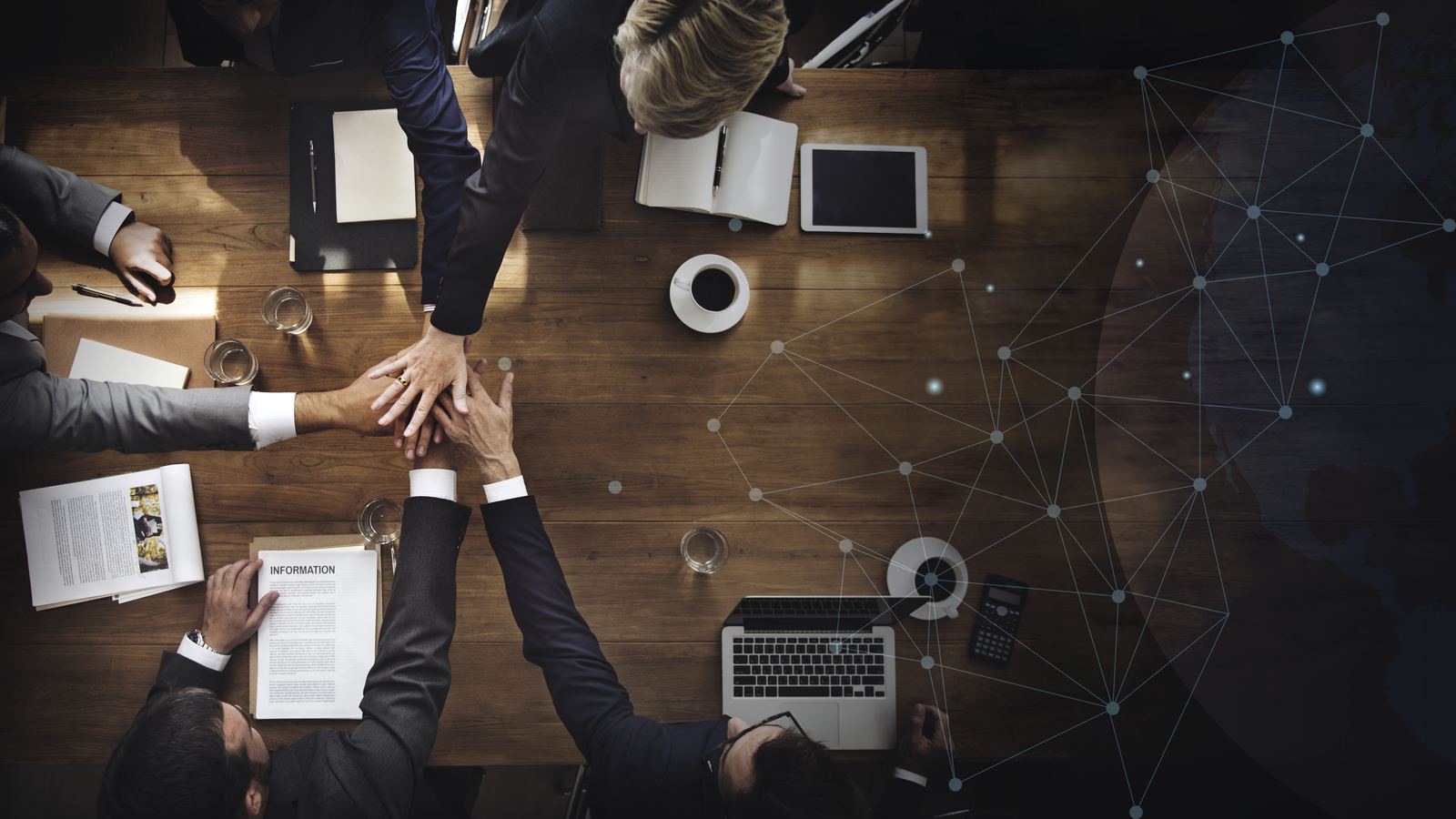 Equipo de trabajo en reunión — Modo Inglés capacitación corporativa Colombia
