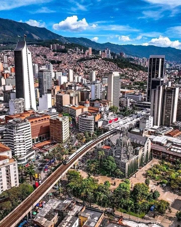 Vista aérea de Medellín Colombia — ciudad donde trabajan profesores de inglés en Modo Inglés