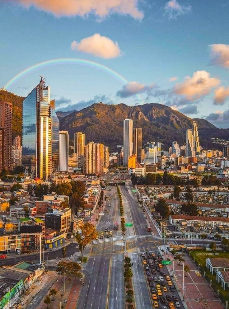 Bogotá Colombia con arcoíris — ciudad principal donde opera Modo Inglés
