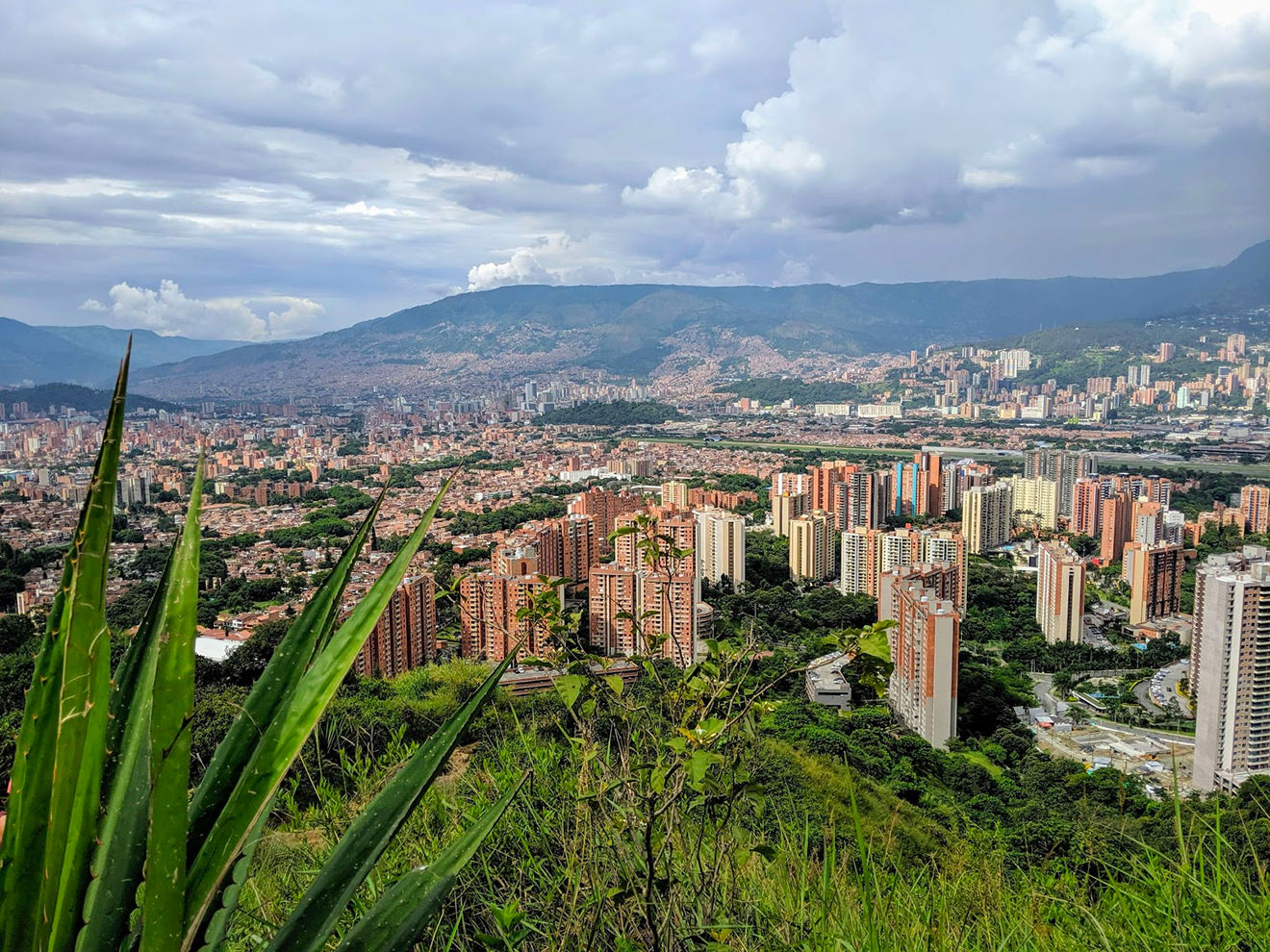 Vista panorámica de Medellín — Colombia para profesores de inglés nativos